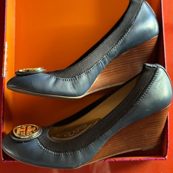 Pre own condition Tory Burch Caroline wedge Claire blue size 7 - Picture 6 of 7